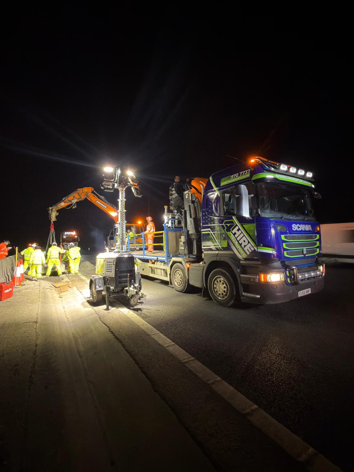 A lorry-mounted crane (commonly known as a HIAB) is a truck fitted with a hydraulic crane, allowing loads to be lifted directly from the vehicle to their final position. This removes the need for separate delivery vehicles and cranes, making it ideal for tight sites, limited access, or fast-moving projects.